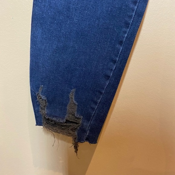 Good American curve skinny 6/28
Darker wash with curtain hem and shadow pockets - Picture 3 of 6